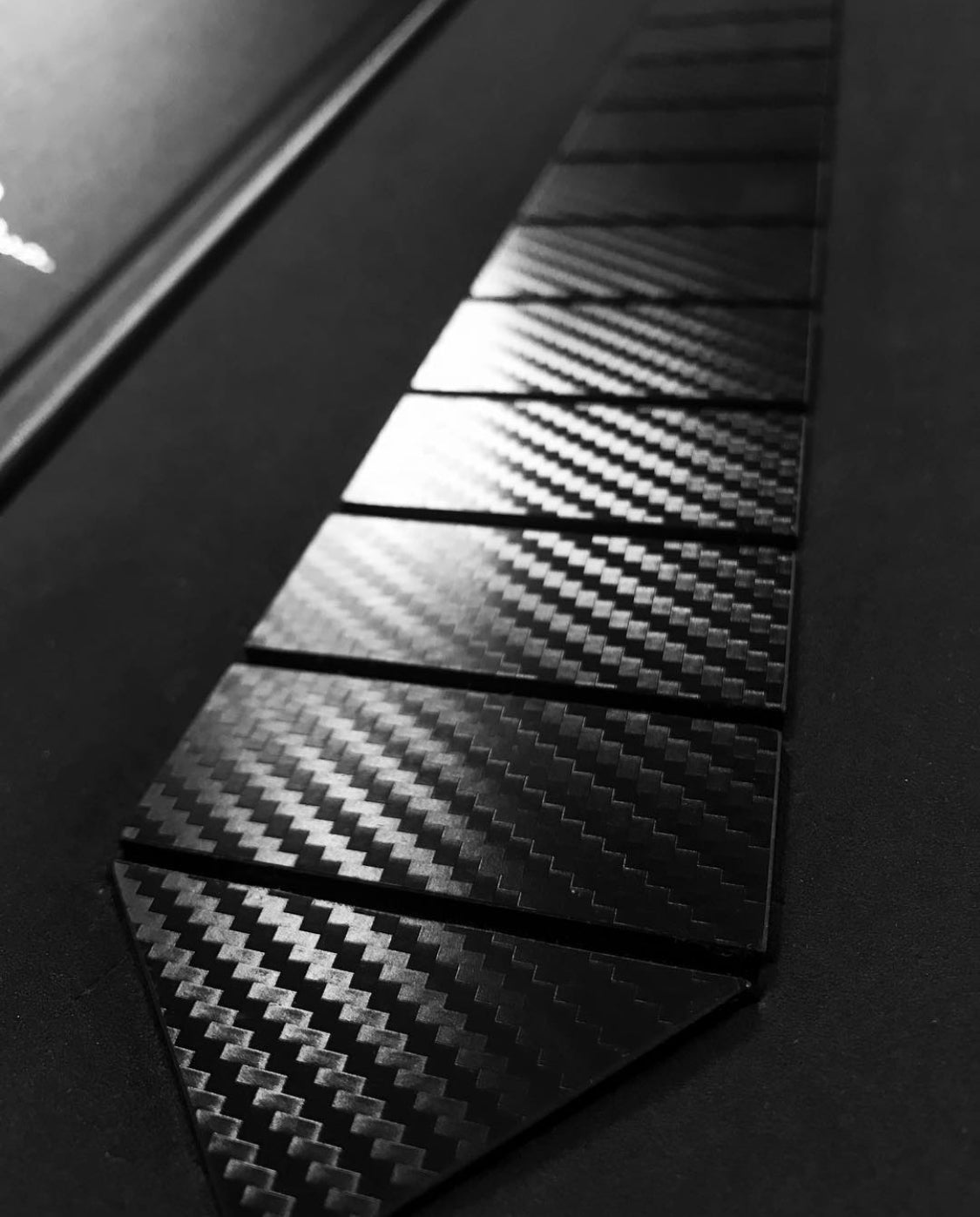 CARBON FIBRE TIE